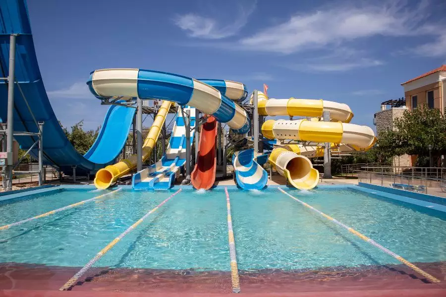 Aquapark Oravice ponúka návštevníkom veľké množstvo bazénov a vodných atrakcií.