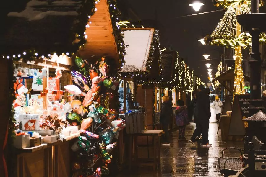 Vianočné trhy 2023 svojich návštevníkov nadchnú jagotajúcimi svetielkami, vôňou vianočného pečiva a vareného vína spoločne s vianočnými koledami.