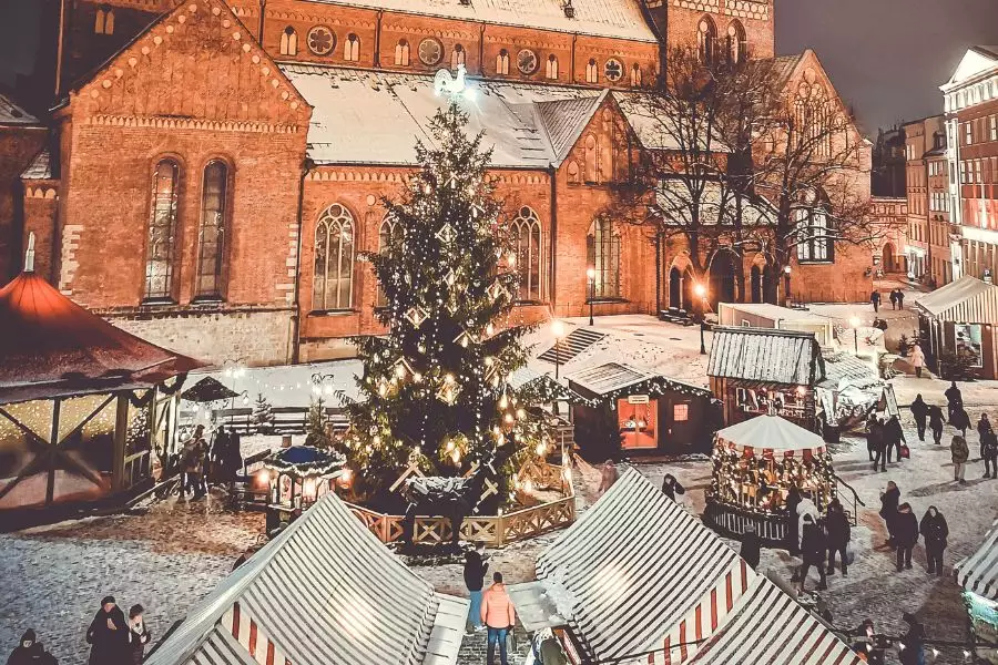 Vianočné trhy na Slovensku ponúkajú jedinečnú atmosféru a tradične sa spájajú s adventným obdobím.