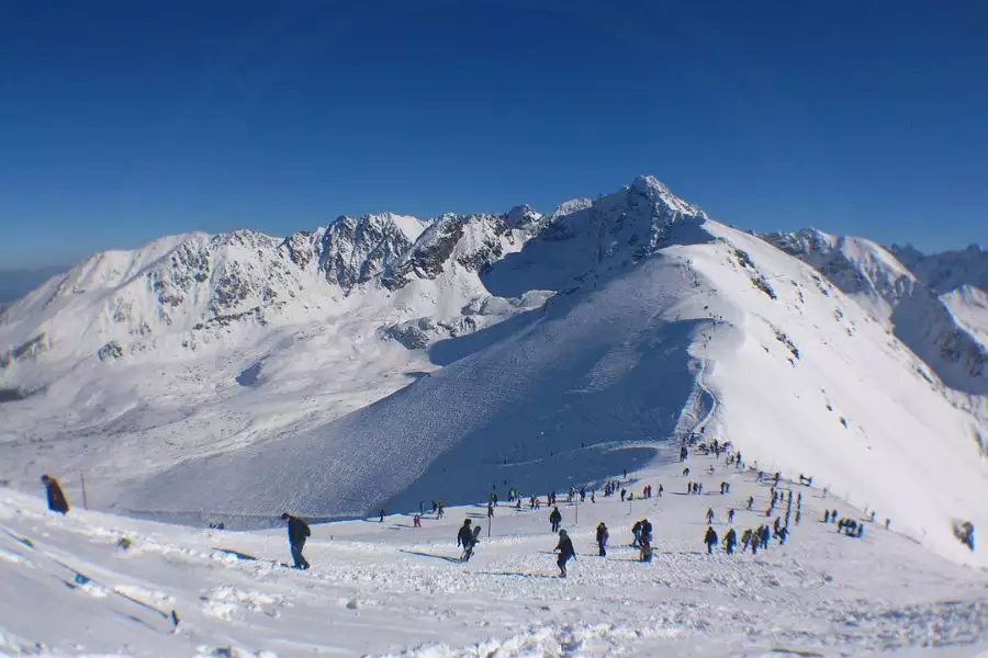  Veľká Fatra je obľúbená najmä v zimných mesiacoch kvôli lyžovaniu a snowboardovaniu. 