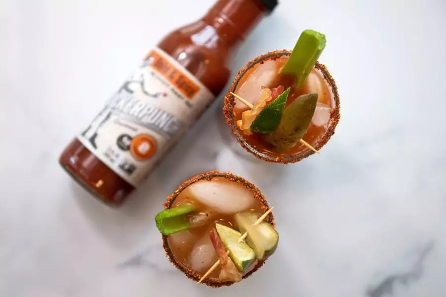 Príprava Bloody mary nie je žiadnym ťažkým orieškom. Stačí iba, keď nakúpite potrebné ingrediencie a následne sa s dochucovaním pohráte podľa vlastných predstáv.  