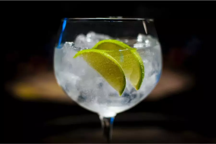 Gin Tonic je kráľom medzi všetkými miešanými drinkmi.