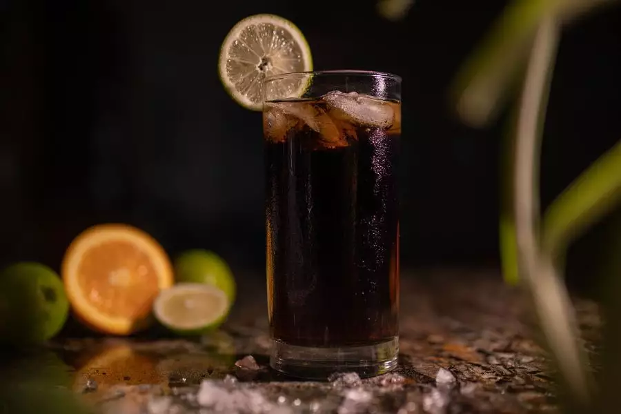 Long Island Drink je zložený až z piatich druhov alkoholu, čím patrí medzi silnejšie alkoholické miešané nápoje. 