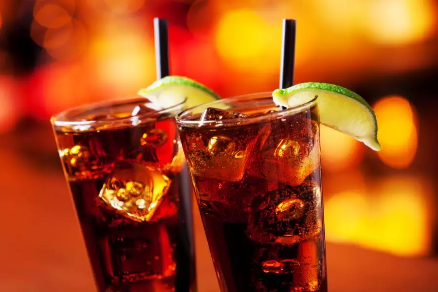  Drink je kombináciou vodky, ginu, tequily, bieleho rumu, Coca Coly a Triple Sec.
