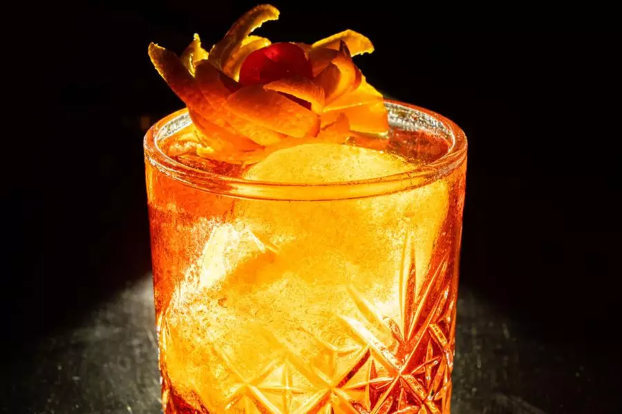 Jeho slávnou súčasťou je aj pomarančová kôra, ktorá sa do drinku pridáva nakoniec v podobe vlnovky - tá dovonia celý drink. 